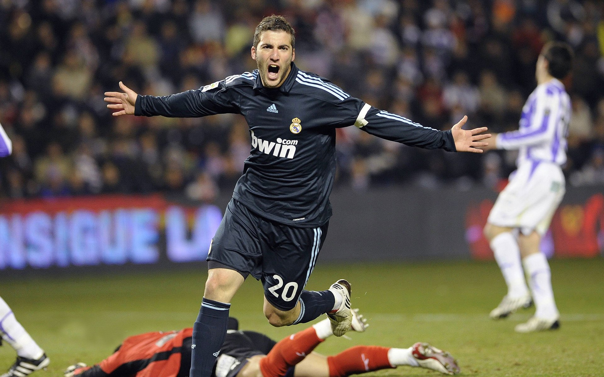 开元官网 -Faker巅峰对决，梅西与30激战巴塞罗那分钟，惊险取胜胜负难料！